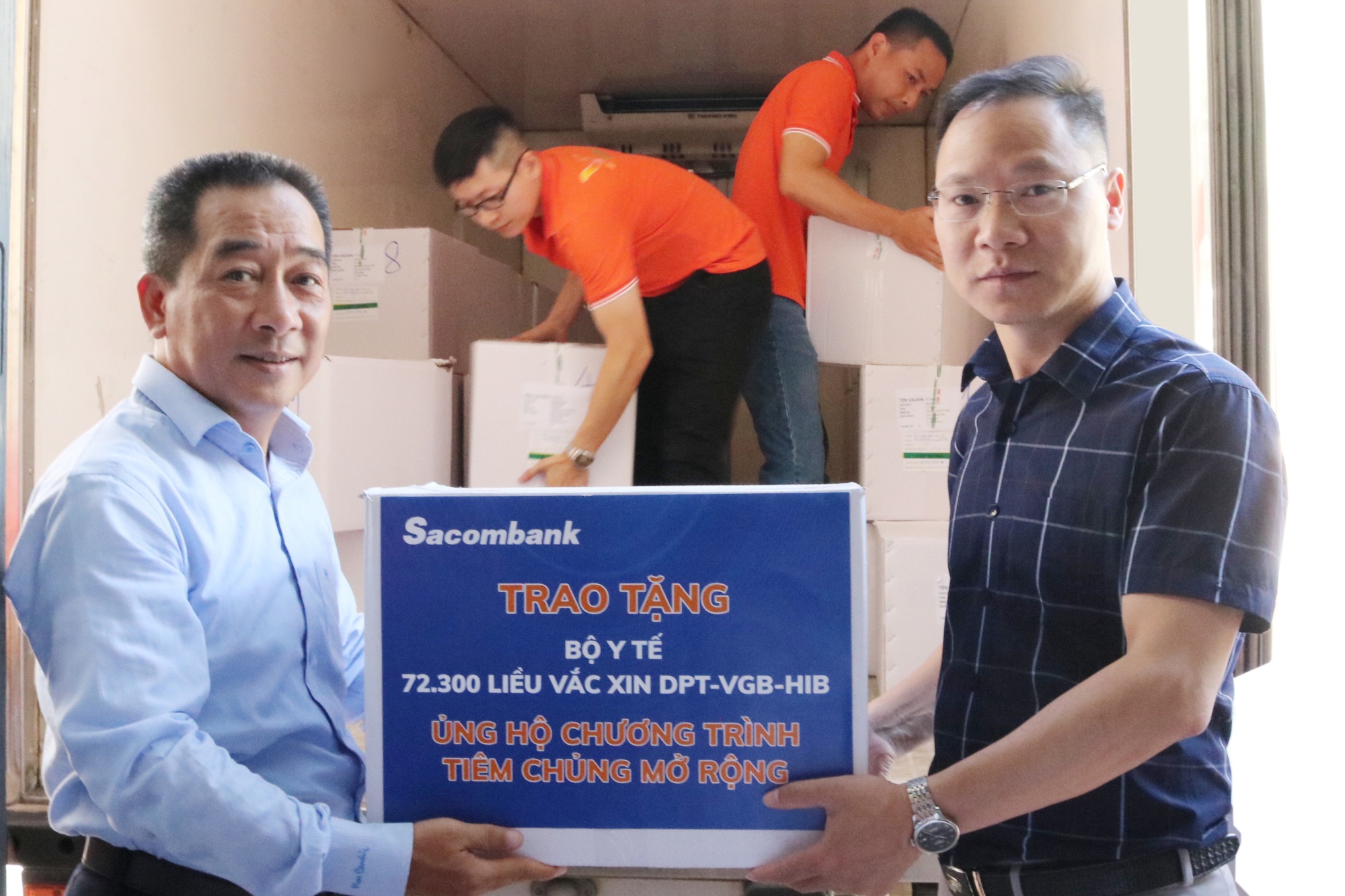 Vắc-xin được bàn giao để ủng hộ chương trình Tiêm chủng mở rộng của Bộ y tế.