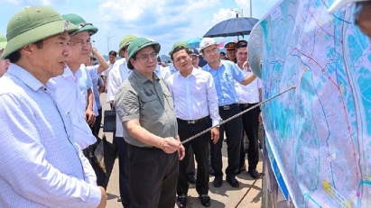 PM examines construction of East-West road in Ninh Binh
