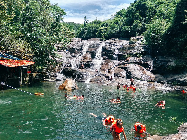 Thác Nhị Hồ là một thác nước đẹp, cách trung tâm thành phố Huế khoảng 45km về phía nam