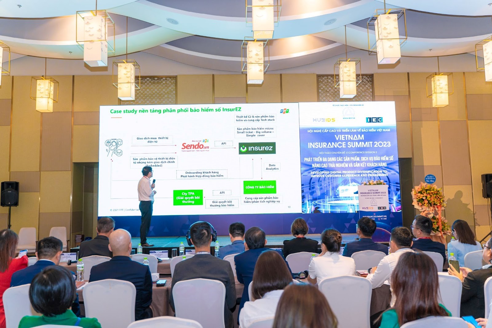 Ông Lương Ngọc Khang - Giám đốc Trung tâm tư vấn chuyển đổi số & kinh doanh số, FPT IS - giới thiệu InsurEZ - giải pháp toàn diện cho ngành bảo hiểm được phát triển bởi FPT IS.