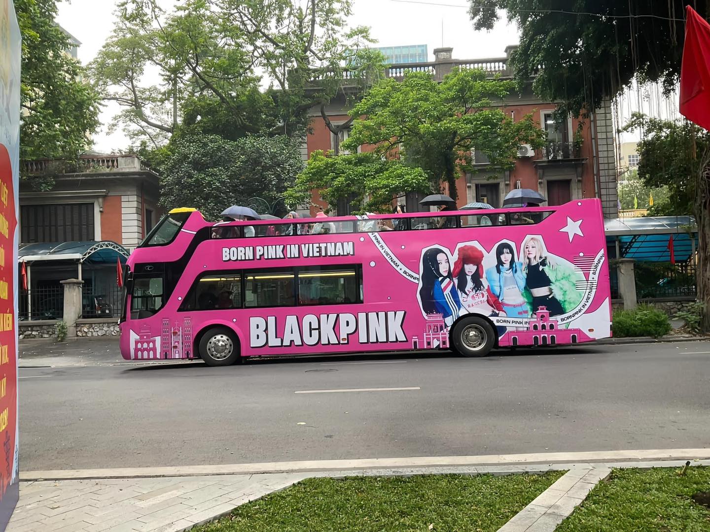 Fan hâm mộ của nhóm nhạc còn bao nguyên một xe buýt 2 tầng in hình Blackpink màu hồng nổi bật, đón miễn phí tất cả Blink trong nước và quốc tế.
