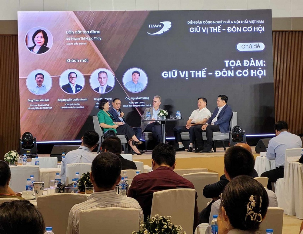 C&aacute;c diễn giả tham dự tọa đ&agrave;m ng&agrave;nh gỗ: Ảnh: PA.