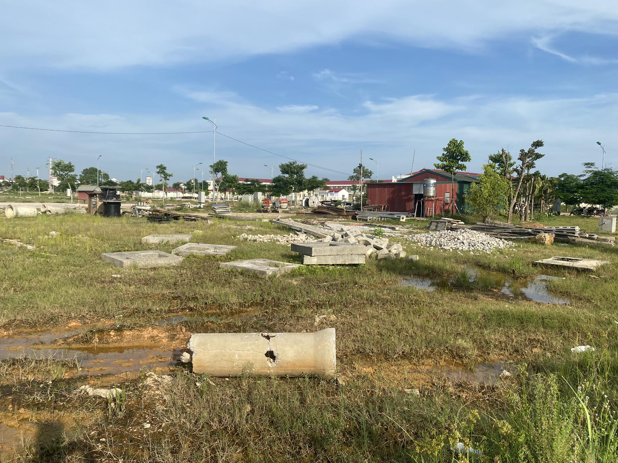 B&ecirc;n trong khu vực thực hiện Khu d&acirc;n cư mới Nam Đồng Nẫn 1&nbsp; v&agrave; Khu d&acirc;n cư Nam Đồng Nẫn 2 vật liệu c&ocirc;ng tr&igrave;nh ngổn ngang