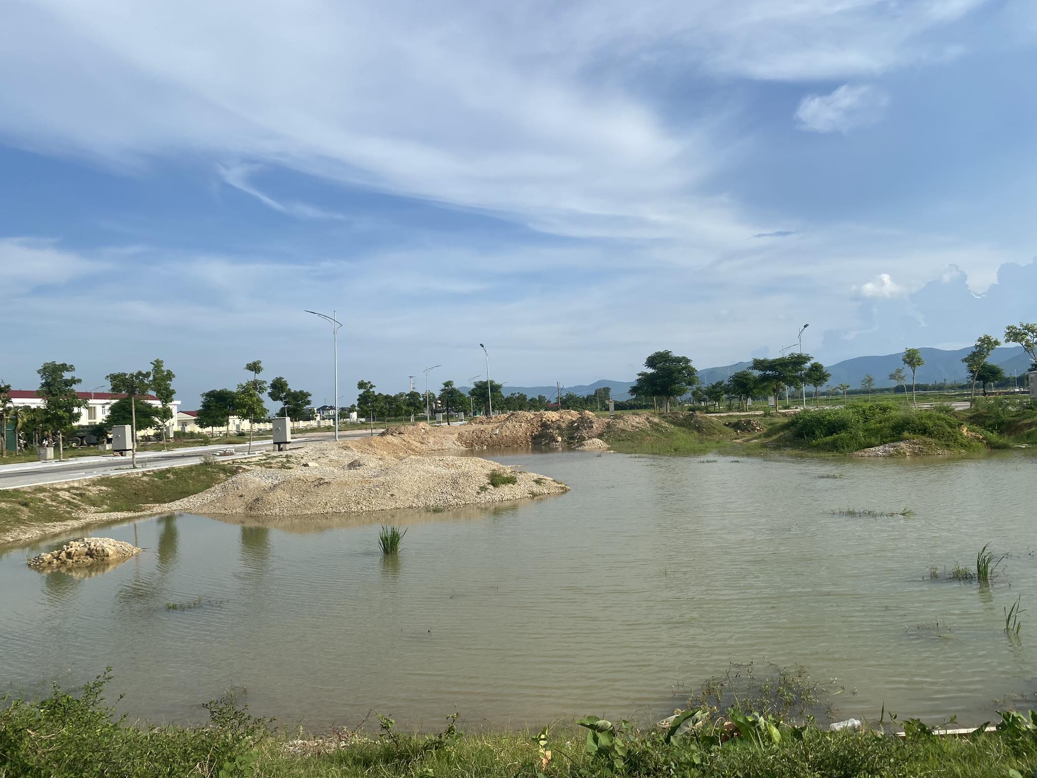 Những trận mưa vừa qua, khiến phía bên trong dự án dân cư này trở thành những ao nước lớn, nhưng không hề có biển cảnh báo nguy hiểm