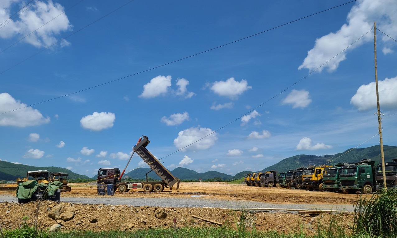 Công ty TNHH sản xuất và xây dựng Phúc Thịnh tự ý vận chuyển đất, đá từ nơi khác đến để san lấp mặt bằng và chiếm đất nông nghiệp tại khu vực dự án chưa được bàn giao và cho thuê đất.