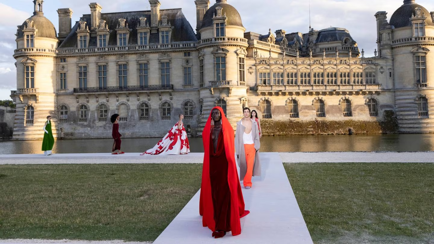 Show trình diễn thời trang cao cấp của Valentino tại Château de Chantilly.