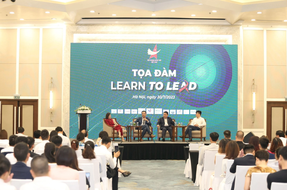 Tọa đ&agrave;m với chủ đề &ldquo;Learn to Lead&rdquo; l&agrave; sự kiện nằm trong khu&ocirc;n khổ Lễ trao danh hiệu Doanh nh&acirc;n trẻ khởi nghiệp xuất sắc 2023 cho 81 c&aacute; nh&acirc;n xuất sắc.