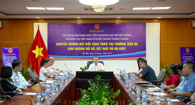 Thứ trưởng Bộ C&ocirc;ng Thương Đỗ Thắng Hải chủ tr&igrave; giao ban thương vụ.