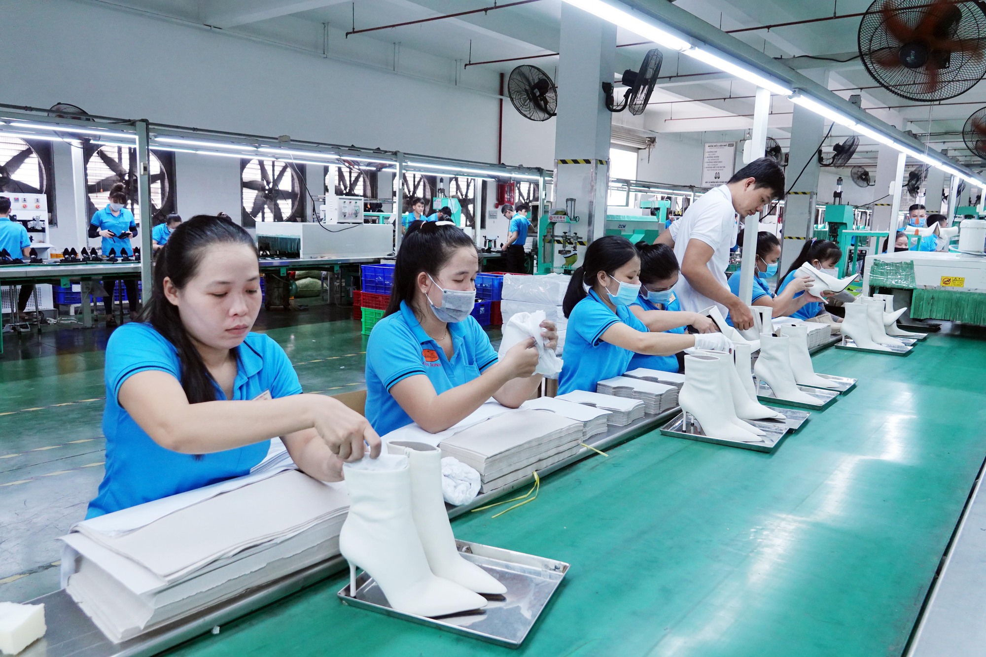 Ngành da giày gặp khó khăn về thị trường xuất khẩu do tổng cầu trên thế giới giảm.