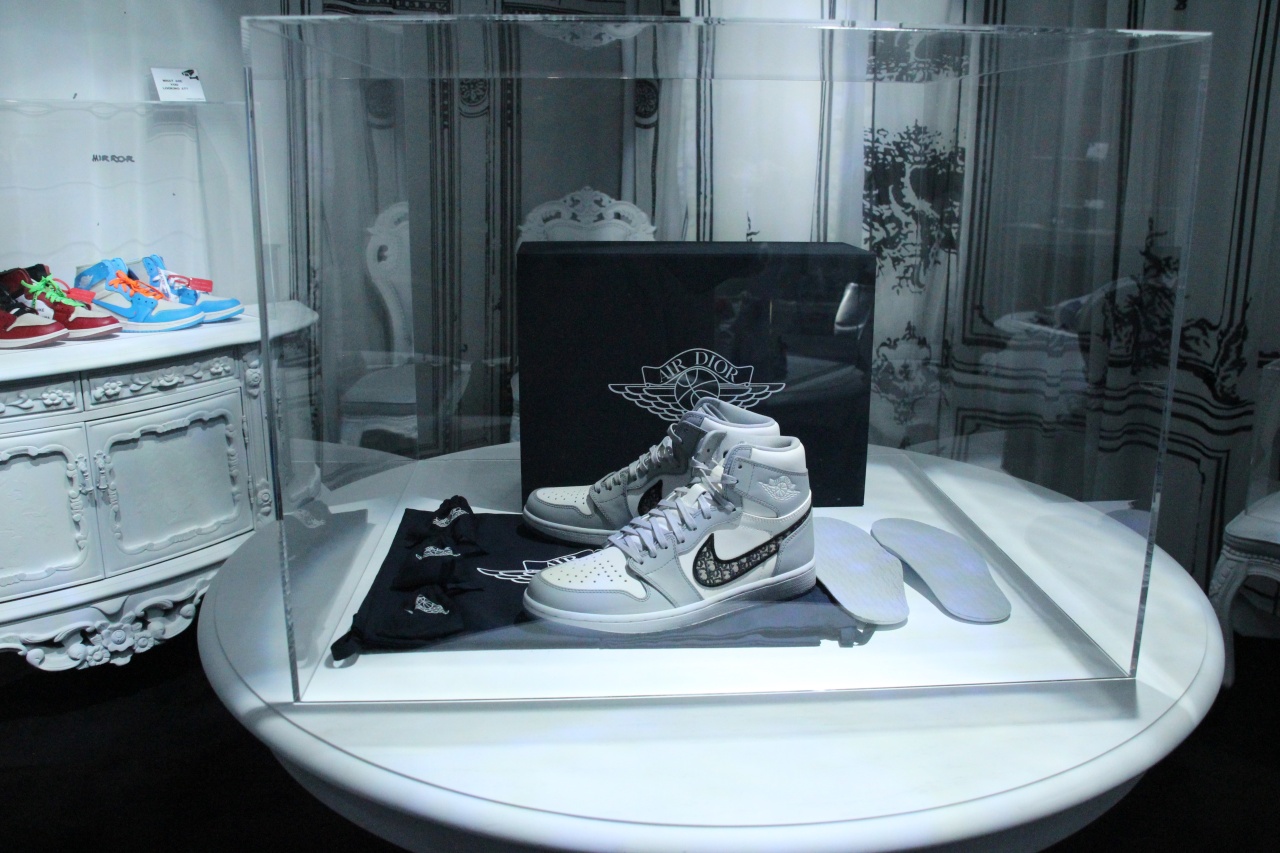 Một đôi sneakers Air Dior được trưng bày tại showroom Kream ở Hongdae, Seoul.