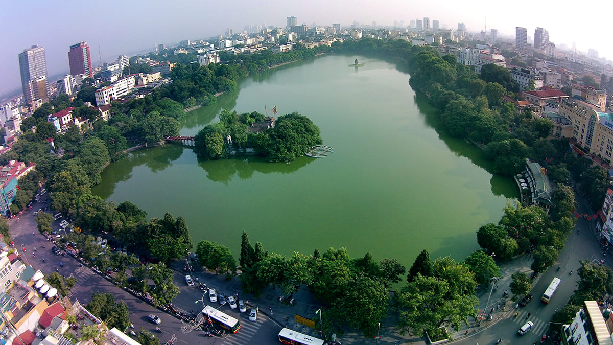 Quận Hoàn Kiếm mặc dù có diện tích nhỏ nhất Hà Nội, nhưng là trung tâm văn hóa, chính trị, kinh tế của Thủ đô với 190 di tích lịch sử văn hóa, di tích nổi tiếng.