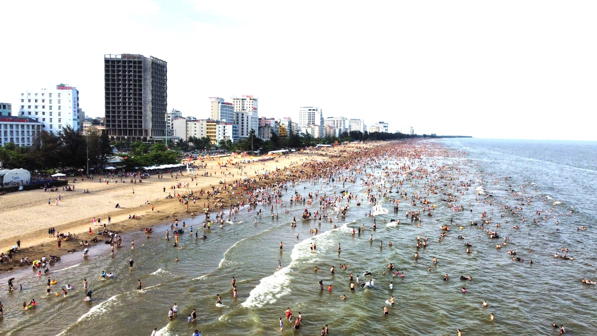 Th&agrave;nh phố Sầm sơn (Thanh H&oacute;a) thu h&uacute;t lượng lớn kh&aacute;ch du lịch trong thời điểm nắng n&oacute;ng vừa qua
