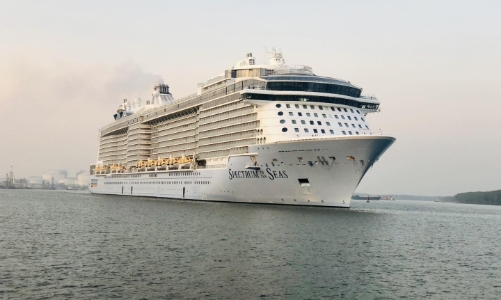 Siêu tàu biển Spectrum of the Seas đưa 3.000 du khách đến Nha Trang