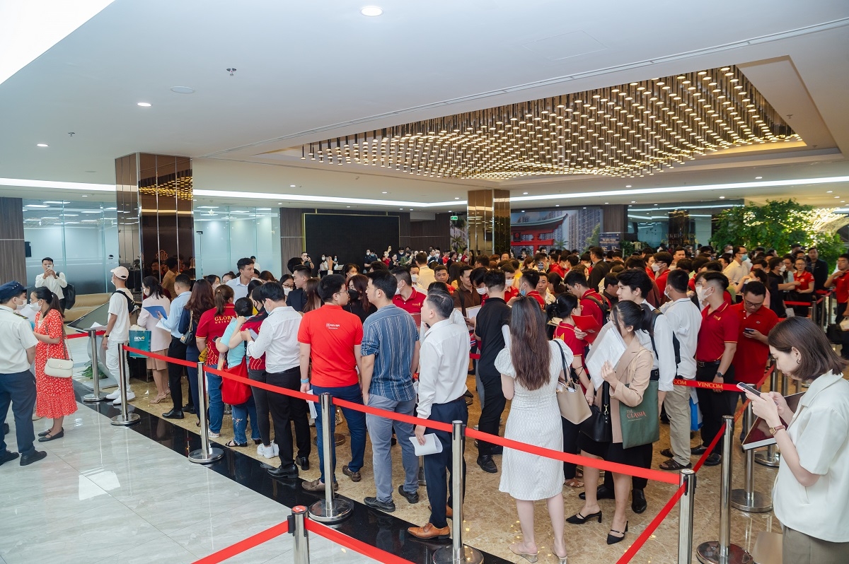 Khách hàng xếp hàng chờ ký thủ tục dự án Glory Heights tại TP.HCM - nhờ chính sách bán hàng “phá băng” đang được áp dụng tương tự tại The Zurich.