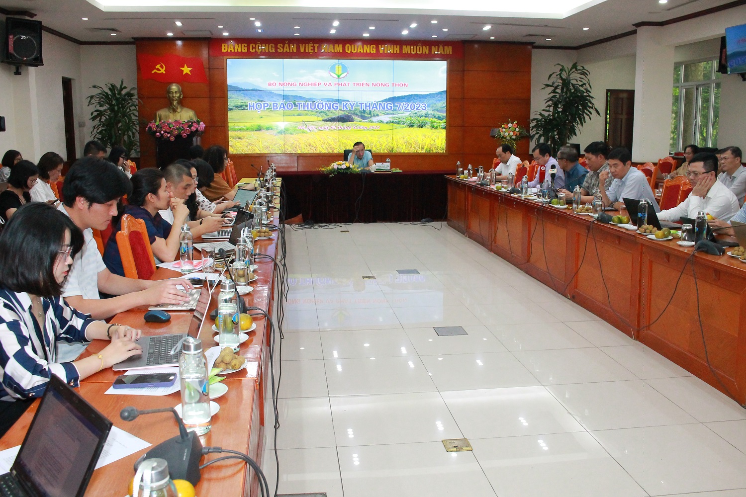 Quang cảnh buổi họp b&aacute;o.