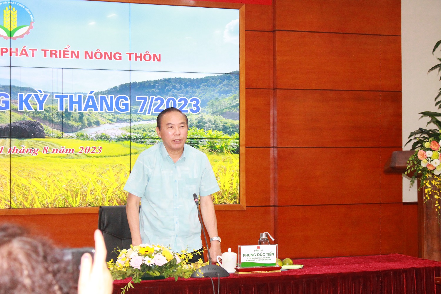 Thứ trưởng Ph&ugrave;ng Đức Tiến trả lời b&aacute;o ch&iacute;.