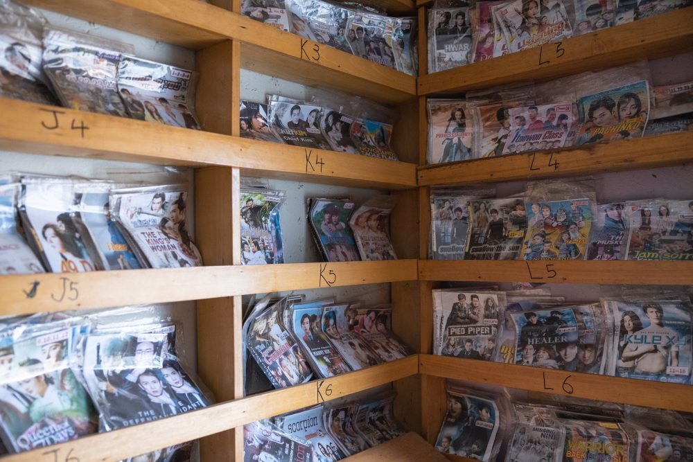 Để đa dạng h&oacute;a hoạt động kinh doanh, một số qu&aacute;n c&agrave; ph&ecirc; Interent b&aacute;n cả phim lậu v&agrave; phụ kiện điện thoại, đồng thời cung cấp dịch vụ photocopy, scan v&agrave; sạc điện thoại di động