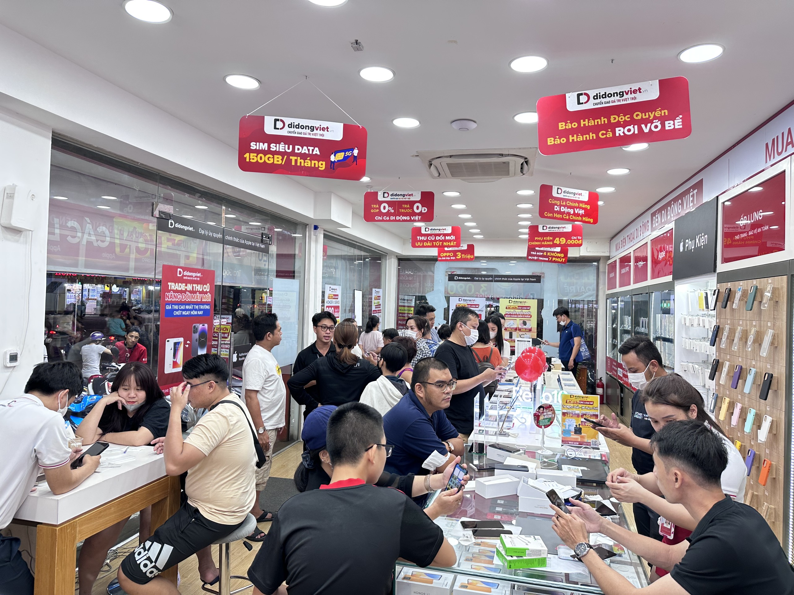 Nhiều người dùng chọn mua sắm tại Di Động Việt.