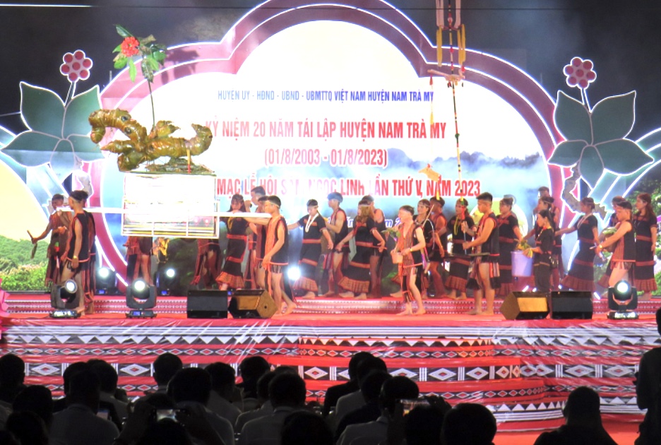 Rước biểu tượng tại Lễ hội sâm Ngọc Linh lần thứ 5.