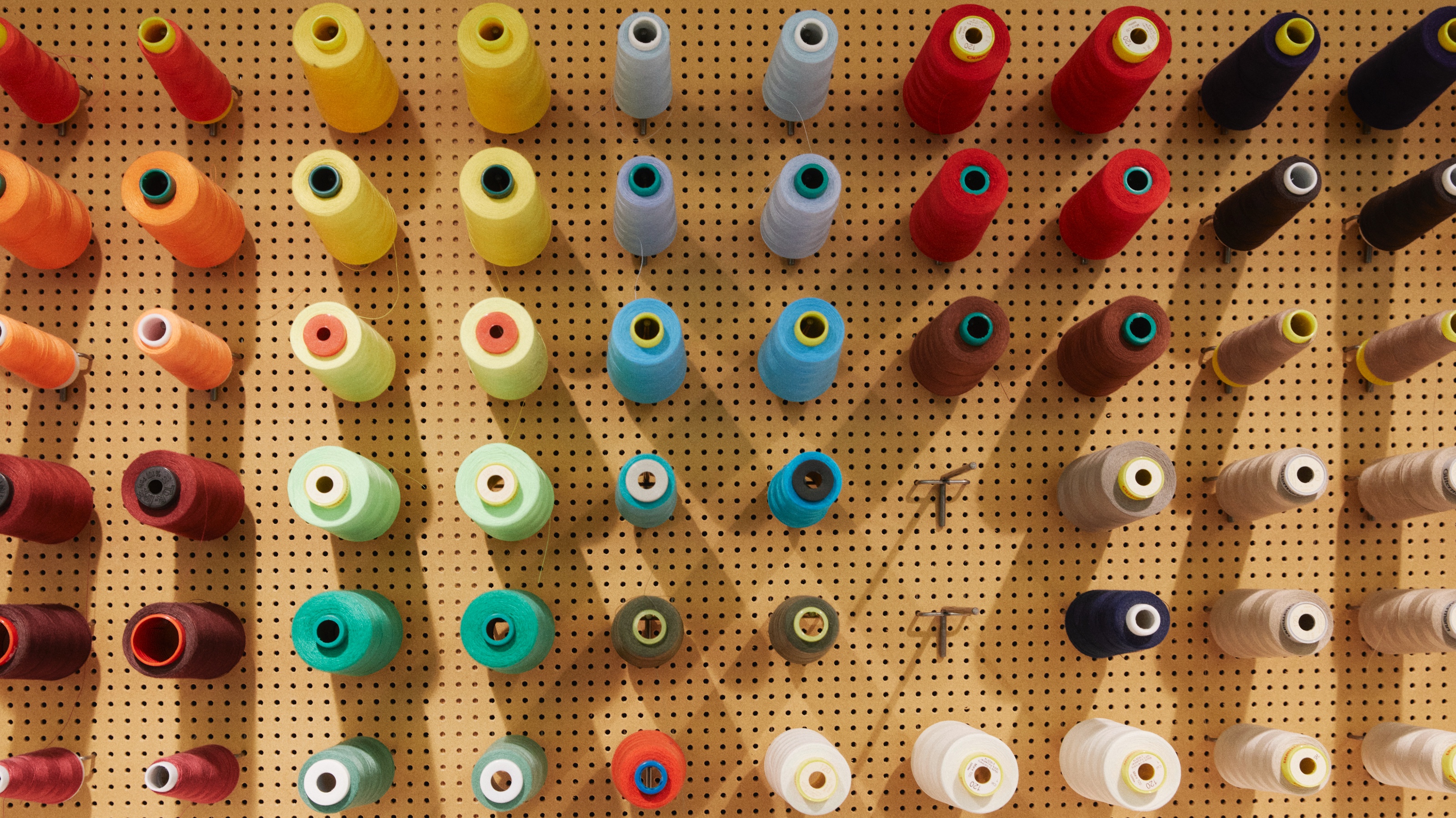 H&M đã triển khai trạm sửa chữa quần áo tại các cửa hàng ở bảy thành phố, bao gồm Paris và Stockholm.