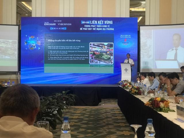 Quang cảnh diễn đ&agrave;n.