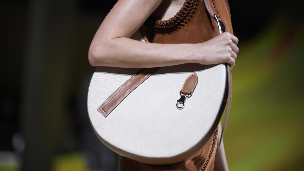 C&aacute;c mặt h&agrave;ng đồ da v&agrave; y&ecirc;n cương của c&ocirc;ng ty b&aacute;o c&aacute;o tăng trưởng 21%.