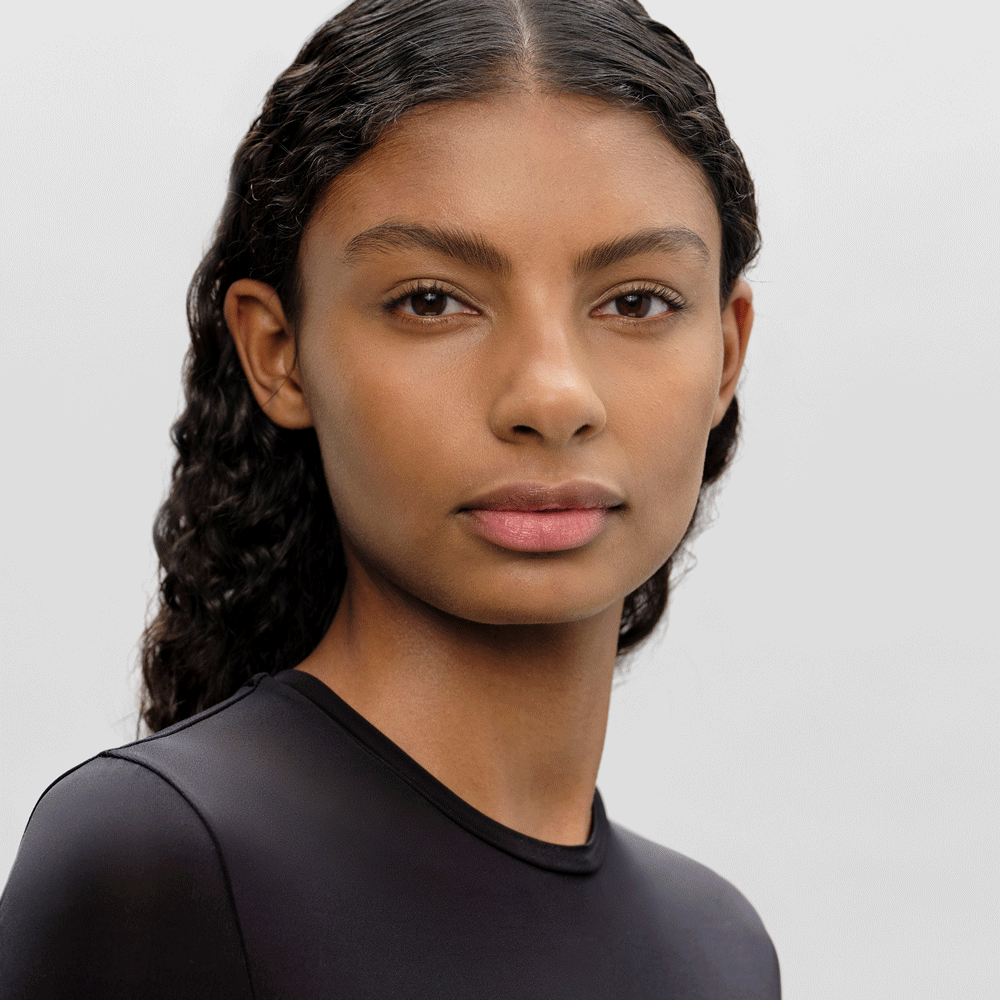 Chiến dịch ra mắt d&ograve;ng sản phẩm l&agrave;m đẹp của Prada đ&atilde; nhắc người mua suy nghĩ lại về mối quan hệ của họ với việc l&agrave;m đẹp.