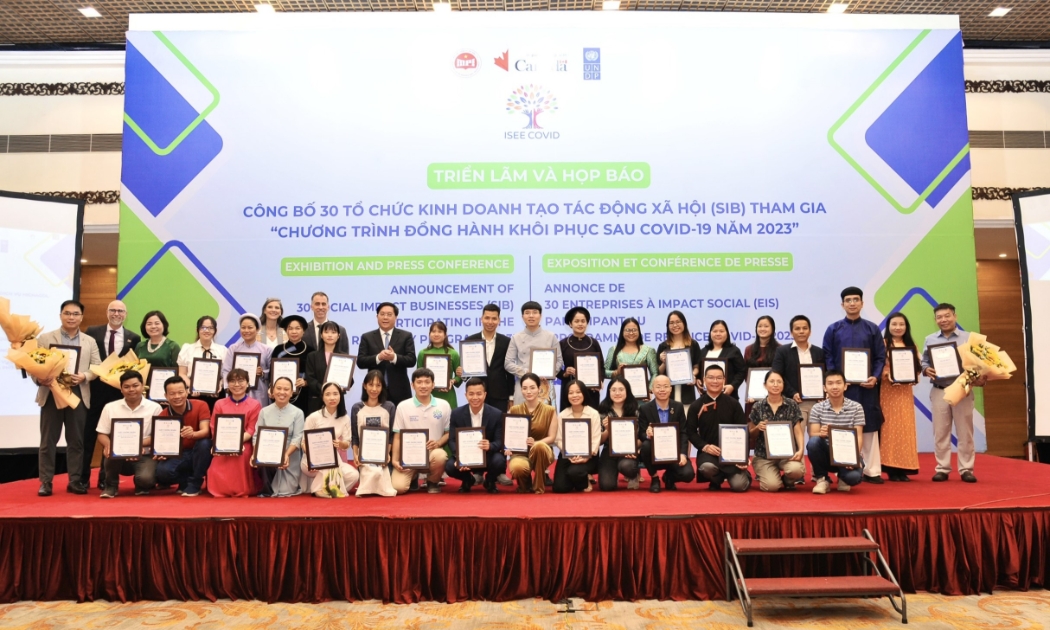 Các tổ chức kinh doanh tạo tác động xã hội được nhận khóa huấn luyện chuyên sâu và hỗ trợ tài chính.
