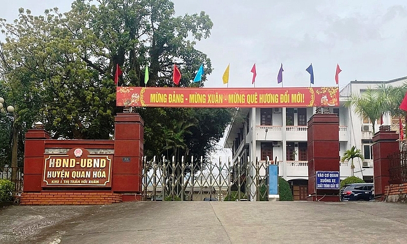 Gói thầu số 6 thuộc Dự án đường giao thông từ xã Thành Sơn, huyện Quan Hóa đi huyện Mai Châu, tỉnh Hòa Bình, do Ban quản lý dự án đầu tư xây dựng huyện Quan Hóa phê duyệt hồ sơ mời thầu không đảm bảo quy định của pháp luật về đấu thầu, Chủ tịch UBND tỉnh Thanh Hóa yêu cầu kiểm điểm, làm rõ trách nhiệm tập thể, cá nhân có liên quan. 