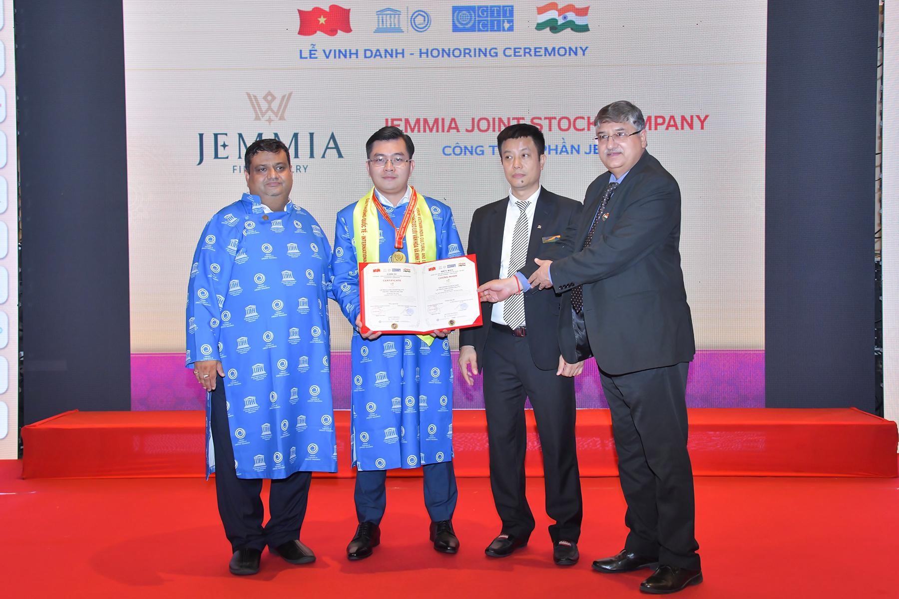 Đại diện Jemmia - ông Đặng Tuấn Kiệt lên nhận danh hiệu “Thương hiệu bản sắc Việt định vị giá trị toàn cầu”.