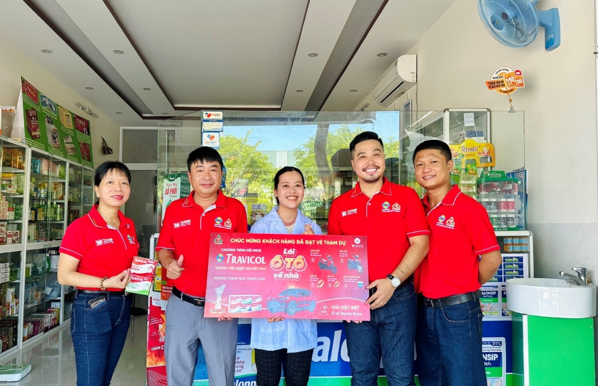 Khách hàng tại chi nhánh Đà Nẵng nhận vé tham dự chương trình hội nghị Travicol.