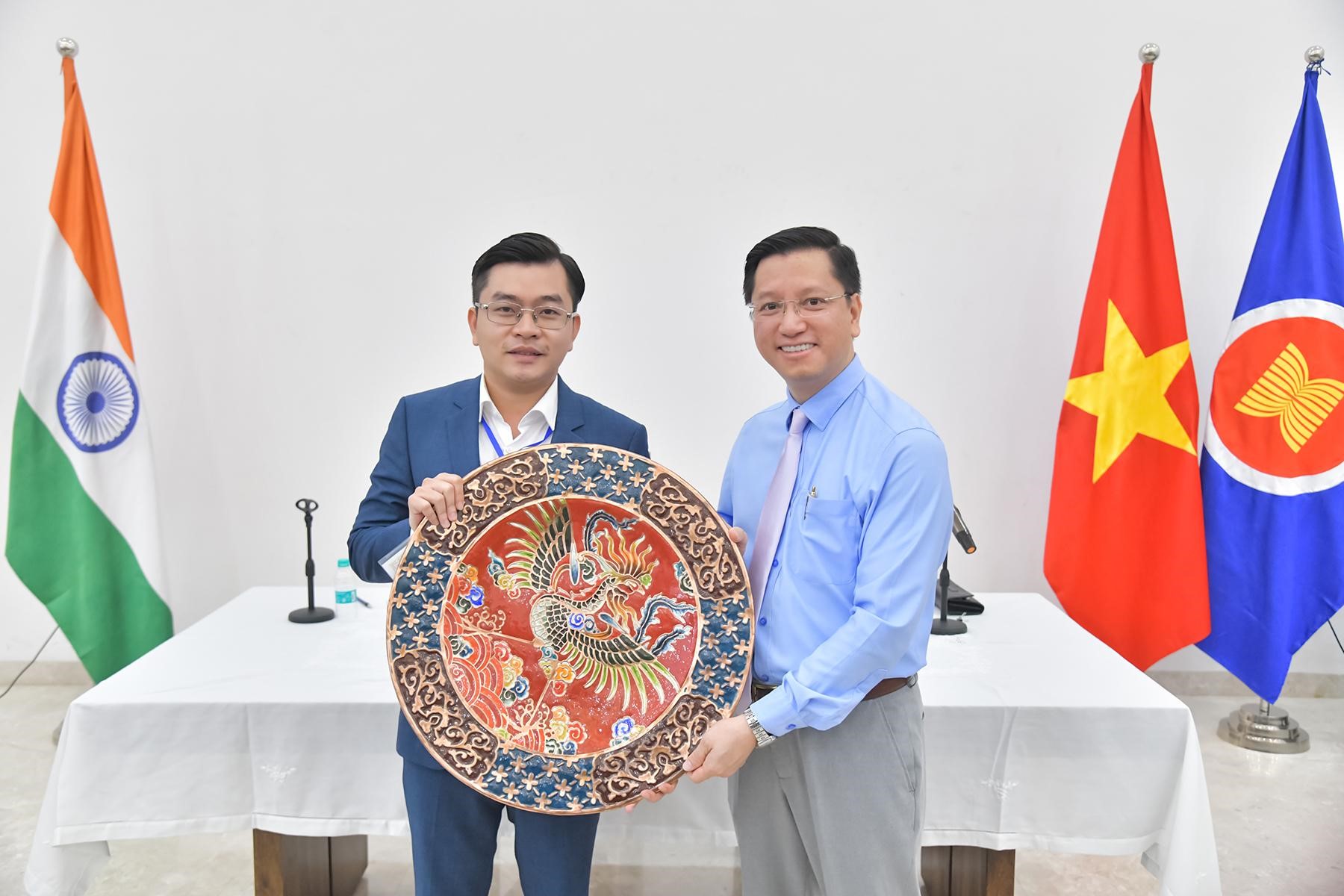 Jemmia trao tặng m&oacute;n qu&agrave; mang bản sắc văn h&oacute;a cho Đại Sứ Qu&aacute;n Việt Nam tại Ấn Độ.