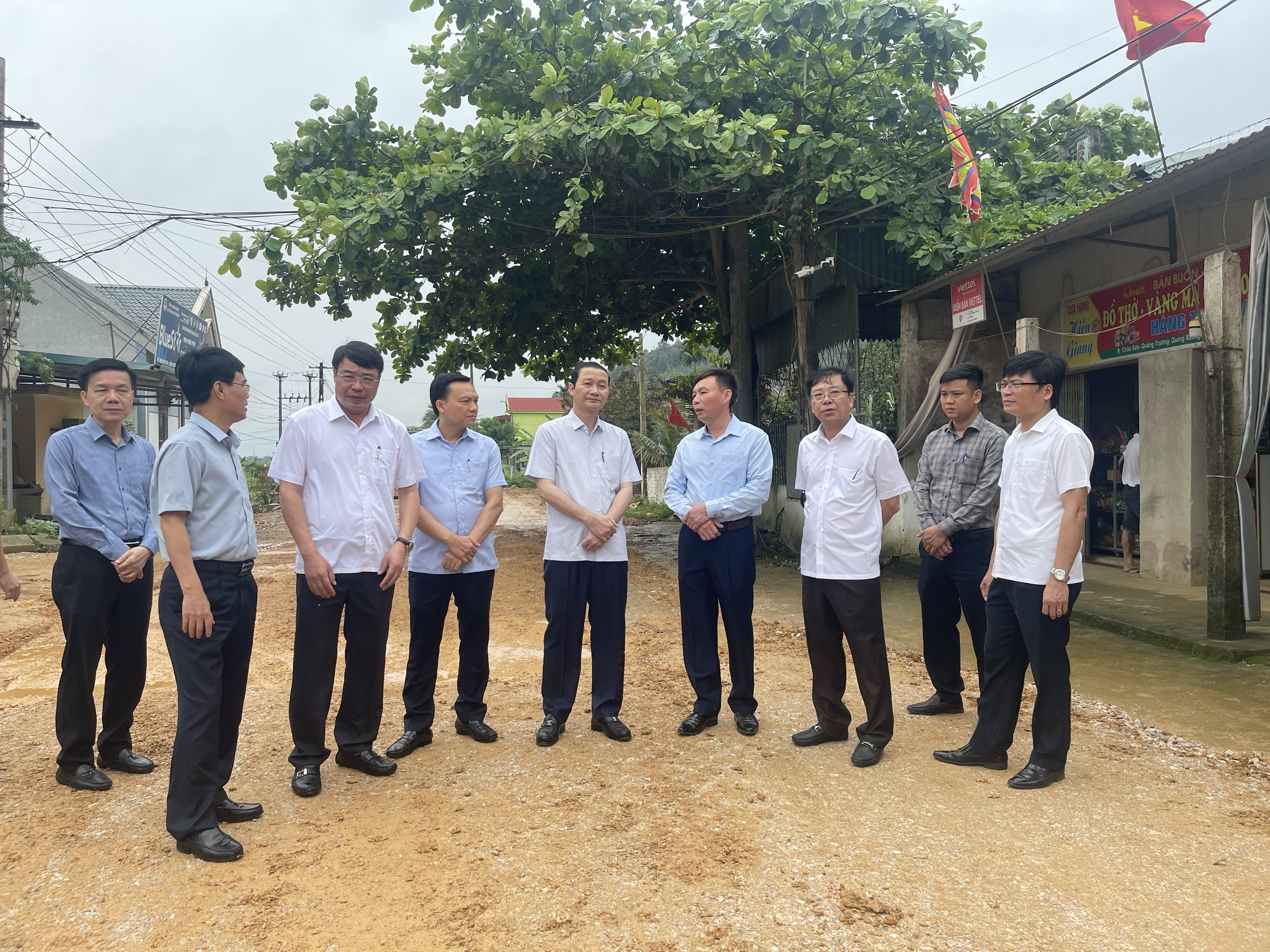 Chủ tịch UBND tỉnh Thanh H&oacute;a Đỗ Minh Tuấn đi kiểm tra tiến độ đường giao th&ocirc;ng tr&ecirc;n địa b&agrave;n huyện Quảng Xương