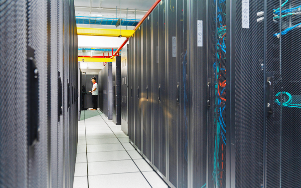 Trung t&acirc;m dữ liệu B&igrave;nh Dương sử dụng điện năng lượng mặt trời để vận h&agrave;nh hệ thống m&aacute;y chủ. Ảnh: Viettel IDC.