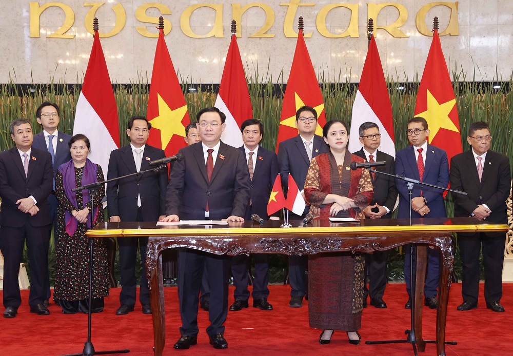 Chủ tịch Quốc hội Vương Đình Huệ hội và Chủ tịch Hạ viện Indonesia Puan Maharani ký kết Thỏa thuận hợp tác giữa hai cơ quan lập pháp. Ảnh: Quốc hội.