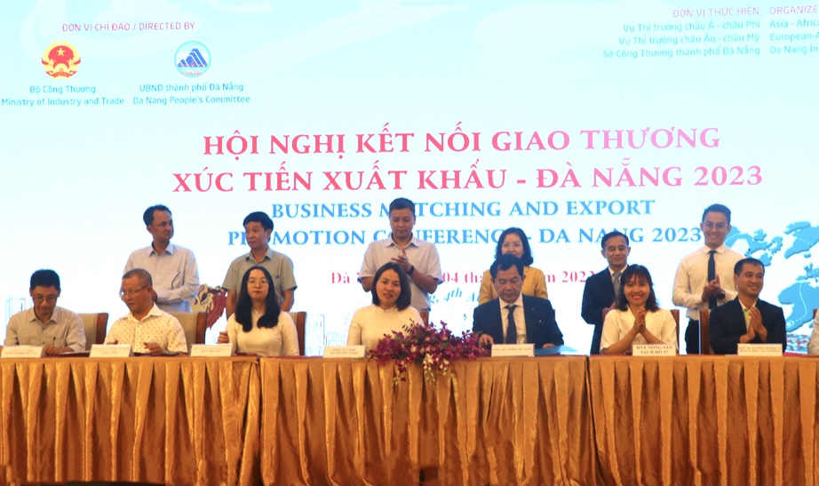 C&aacute;c doanh nghiệp đối t&aacute;c k&yacute; kết hợp t&aacute;c xuất khẩu h&agrave;ng h&oacute;a.