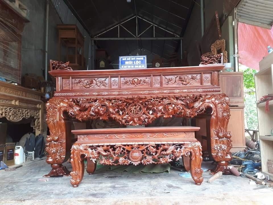 Chất liệu chủ yếu là gụ, hương, sồi, tần bì,... làm thành đa dạng các mặt hàng nội thất gỗ.