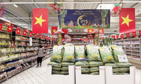 “Cơm Việt Nam Rice” lên kệ tại các hệ thống đại siêu thị của Pháp. Ảnh: Tập đoàn Lộc Trời