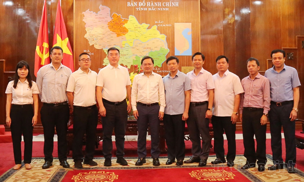 Bí thư Tỉnh ủy Bắc Ninh Nguyễn Anh Tuấn (thứ 5 từ trái sang) và ông Chen Tao, Chủ tịch Tập đoàn Victory Gaint Technology (thứ 4 từ trái sang) tại buổi làm việc tìm hiểu cơ hội đầu tư vào Bắc Ninh của Tập đoàn Victory Gaint Technology - Ảnh: Báo Bắc Ninh.