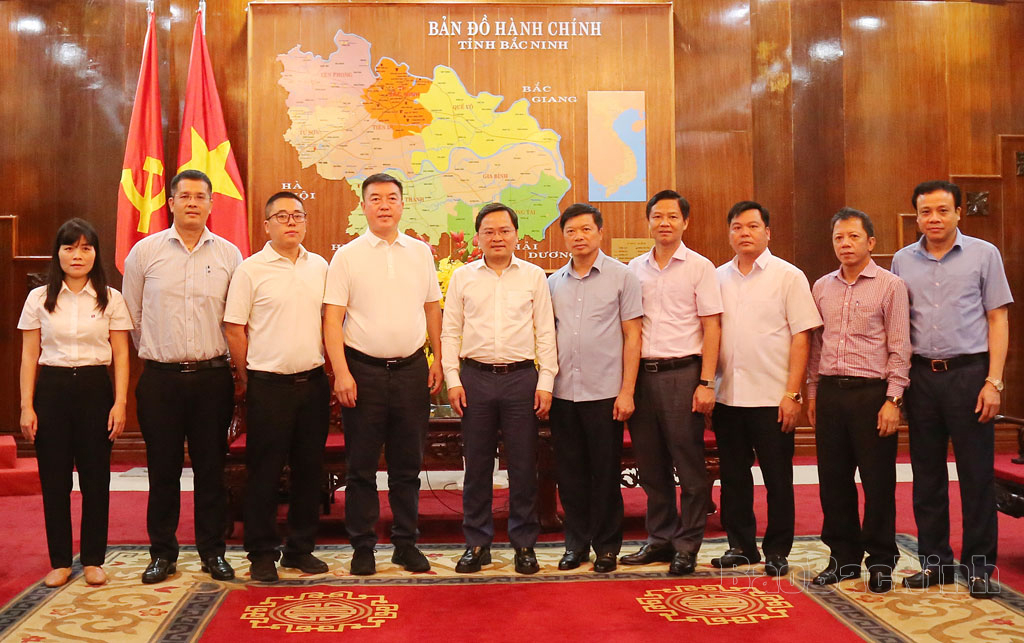 Bí thư Tỉnh ủy Bắc Ninh Nguyễn Anh Tuấn (thứ 5 từ trái sang) và ông Chen Tao, Chủ tịch Tập đoàn Victory Gaint Technology (thứ 4 từ trái sang) tại buổi làm việc tìm hiểu cơ hội đầu tư vào Bắc Ninh của Tập đoàn Victory Gaint Technology - Ảnh: Báo Bắc Ninh.