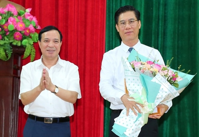 &Ocirc;ng Lại Thế Nguy&ecirc;n, Ph&oacute; B&iacute; thư Thường trực Tỉnh ủy Thanh H&oacute;a (b&ecirc;n tr&aacute;i), tặng hoa ch&uacute;c mừng &ocirc;ng Lữ Minh Thư được Bộ C&ocirc;ng Thương tiếp nhận, bổ nhiệm giữ chức Cục trưởng Cục Quản l&yacute; thị trường tỉnh Thanh H&oacute;a.