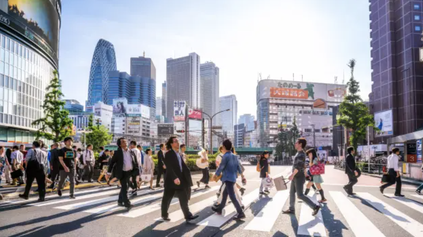 Trên đường phố ở Tokyo, Nhật Bản - Ảnh: Getty/CNBC.