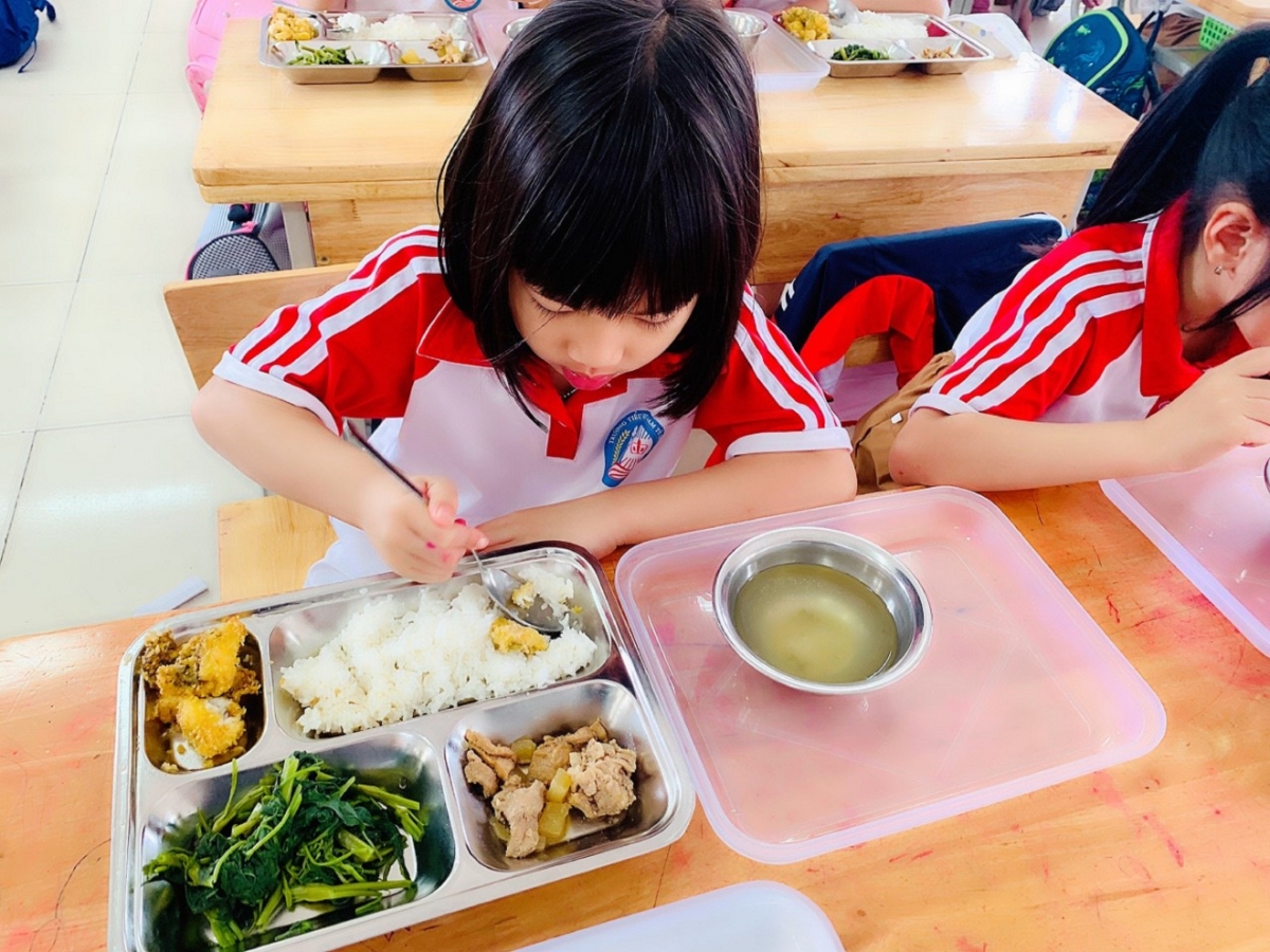 Dự &aacute;n Bữa ăn học đường mang đến bữa trưa dinh dưỡng cho hơn 1,4 triệu học sinh b&aacute;n tr&uacute; to&agrave;n quốc.