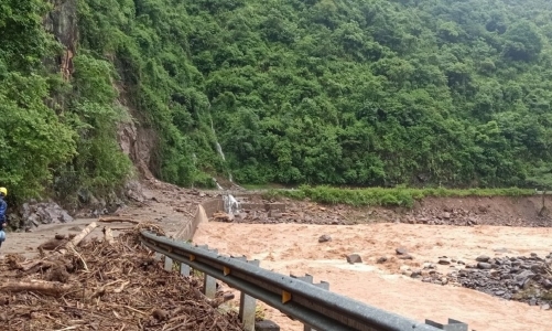 Mưa lũ gây gián đoạn cung cấp điện tại một số tỉnh phía Bắc