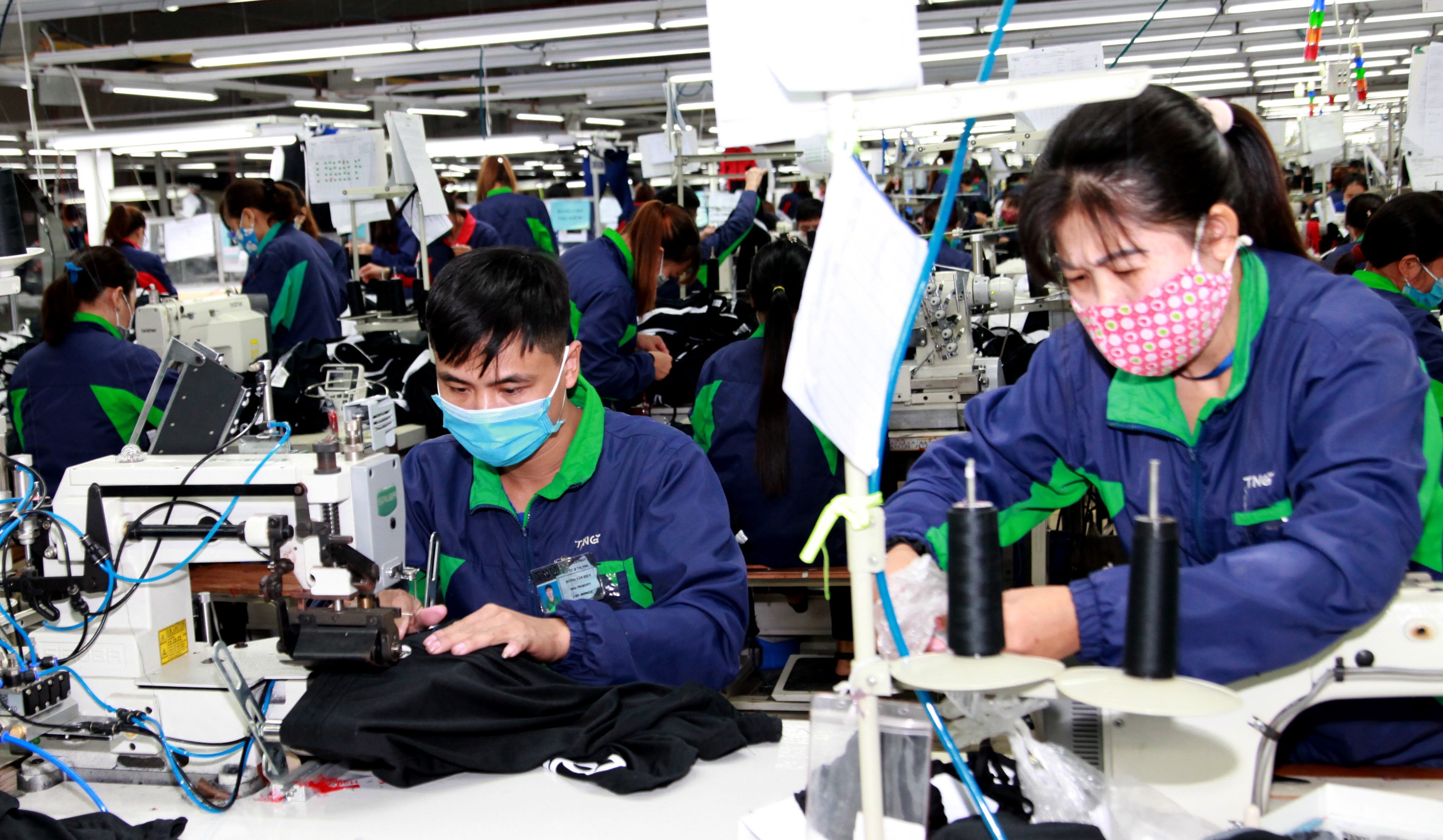 Việc tăng lương cần hài hòa quyền lợi của doanh nghiệp và người lao động. Ảnh: Mạnh Dũng.