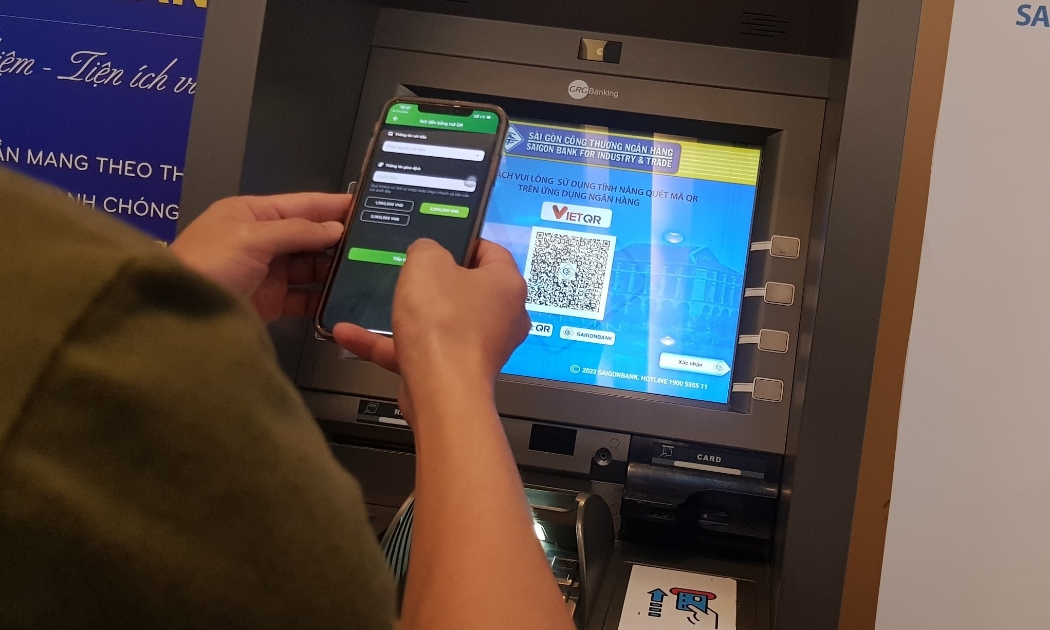Khách hàng trải nghiệm dịch vụ VietQRCash.