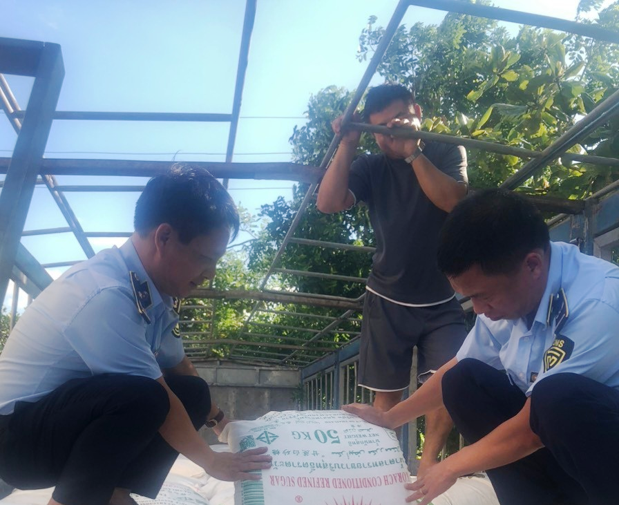 C&aacute;c l&aacute;i xe khai nhận to&agrave;n bộ số h&agrave;ng tr&ecirc;n mua tr&ocirc;i nổi tr&ecirc;n thị trường về để kinh doanh kiếm lời