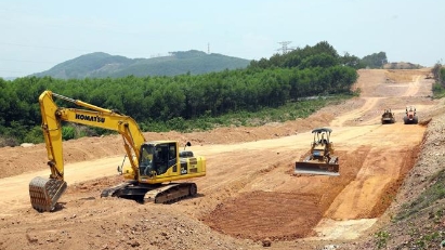 Ha Tinh approves exploitation of 11 mines for road-building materials