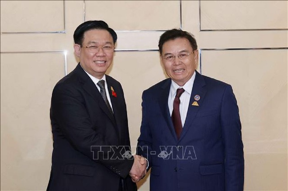 Chủ tịch Quốc hội Vương Đình Huệ gặp Chủ tịch Quốc hội Lào Saysomphone Phomvihane. Ảnh:TTXVN.