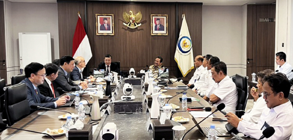 Thứ trưởng Ho&agrave;ng Trung l&agrave;m việc với Bộ trưởng Bộ Biển v&agrave; Nghề c&aacute; Indonesia.